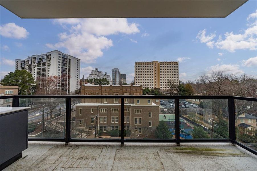Condo located in Atlanta, GA showcasing its design and architecture (Image 5).