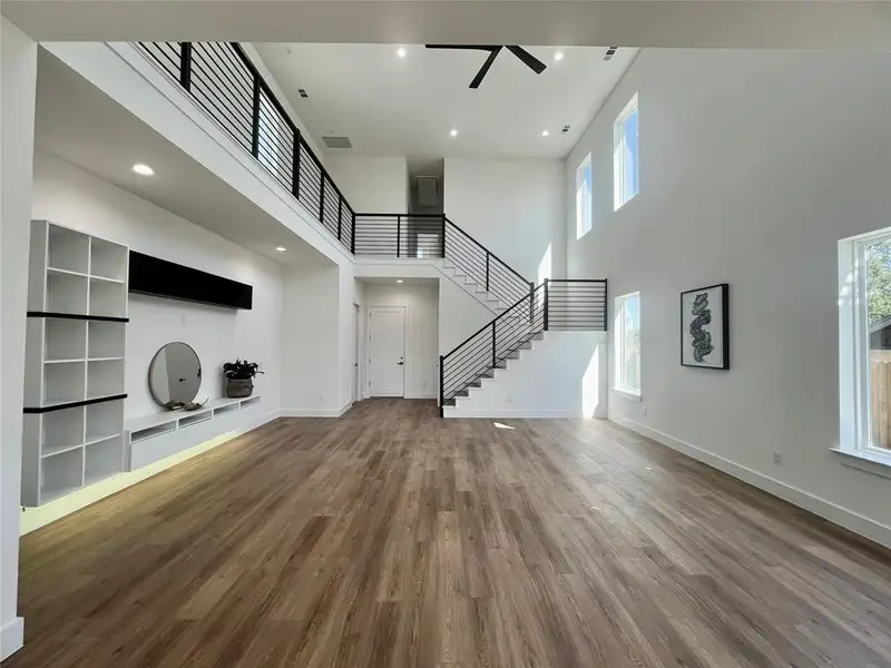 Spacious, unfurnished interior of a new home in , Dallas (Image 9).