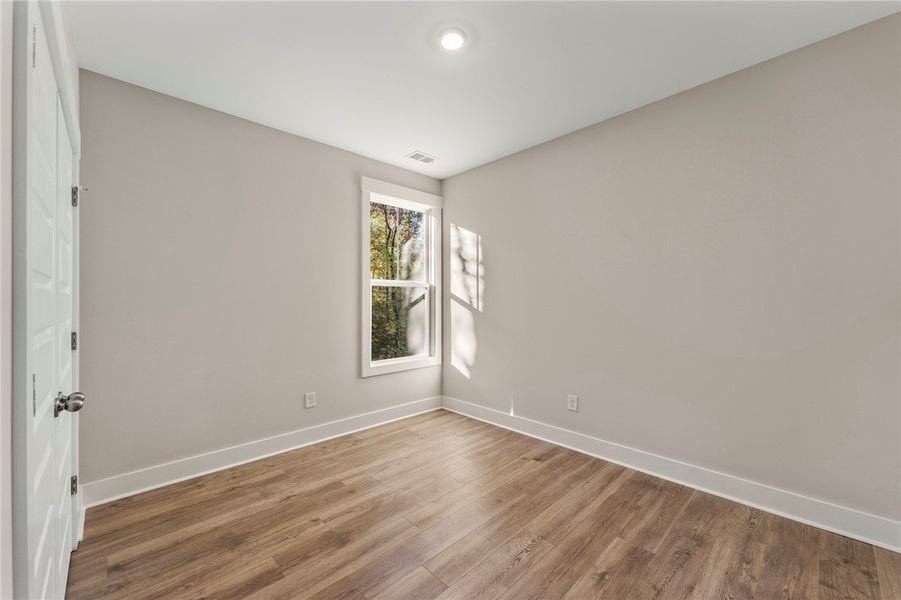 Spacious, unfurnished interior of a new home in Cross Creek Plantation, Seneca (Image 29).