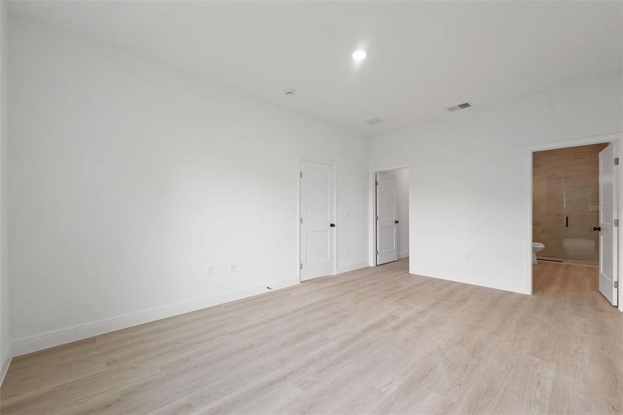 Spacious, unfurnished interior of a new home in , Ocala (Image 12).