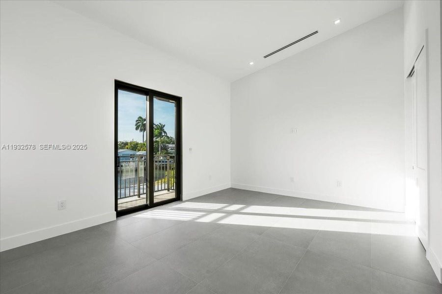 Spacious, unfurnished interior of a new home in , Marathon (Image 65).