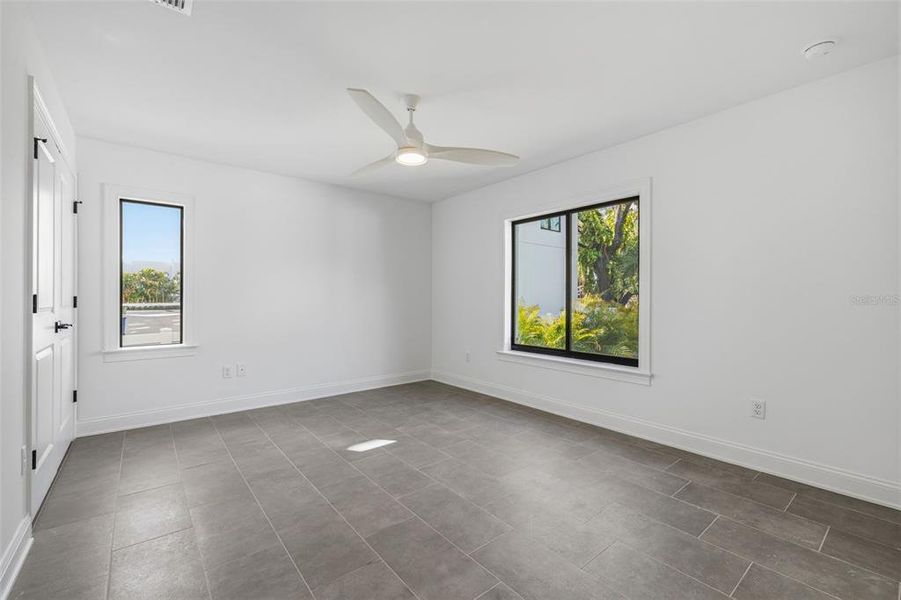 Spacious, unfurnished interior of a new home in , Tampa (Image 15).