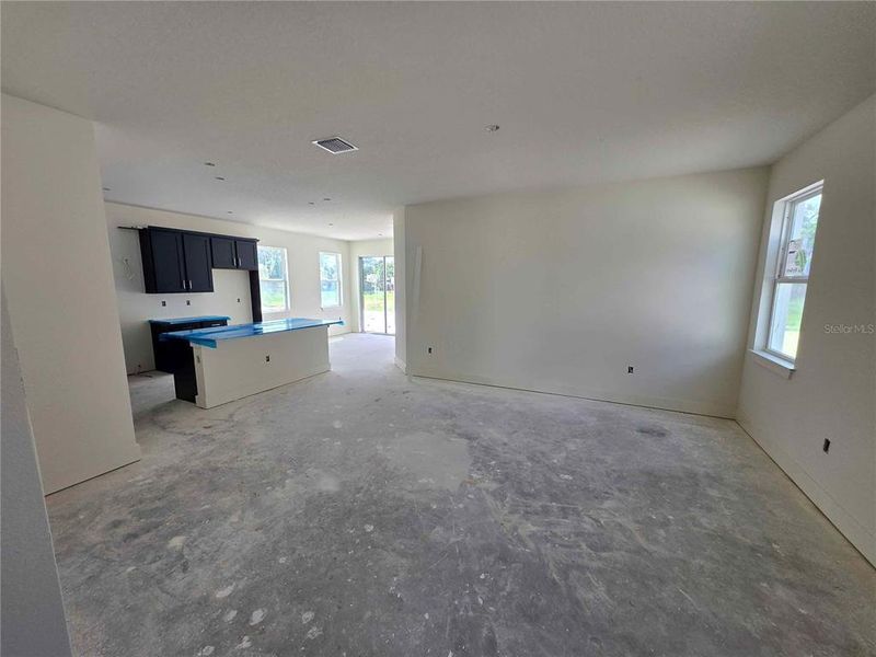 Spacious, unfurnished interior of a new home in , Spring Hill (Image 8).