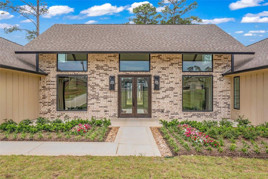 Exterior details and patio area of a home in , Brookeland (Image 4).