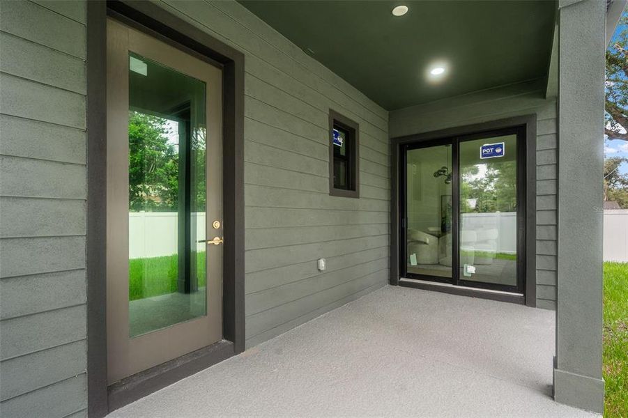 Exterior details and patio area of a home in , Tampa (Image 4).