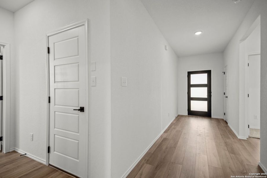 Spacious, unfurnished interior of a new home in Comanche Ridge, San Antonio (Image 15). Spacious, unfurnished interior of a new home in Comanche Ridge, San Antonio (Image 15).