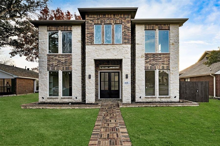 View of front facade featuring a front lawn