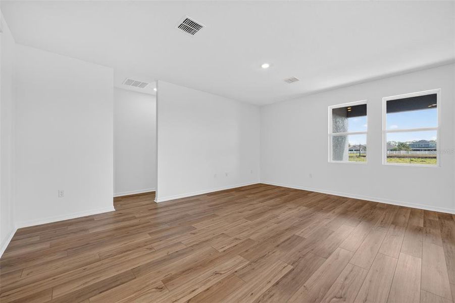 Spacious, unfurnished interior of a new home in Tyson Reserve, St. Cloud (Image 15).