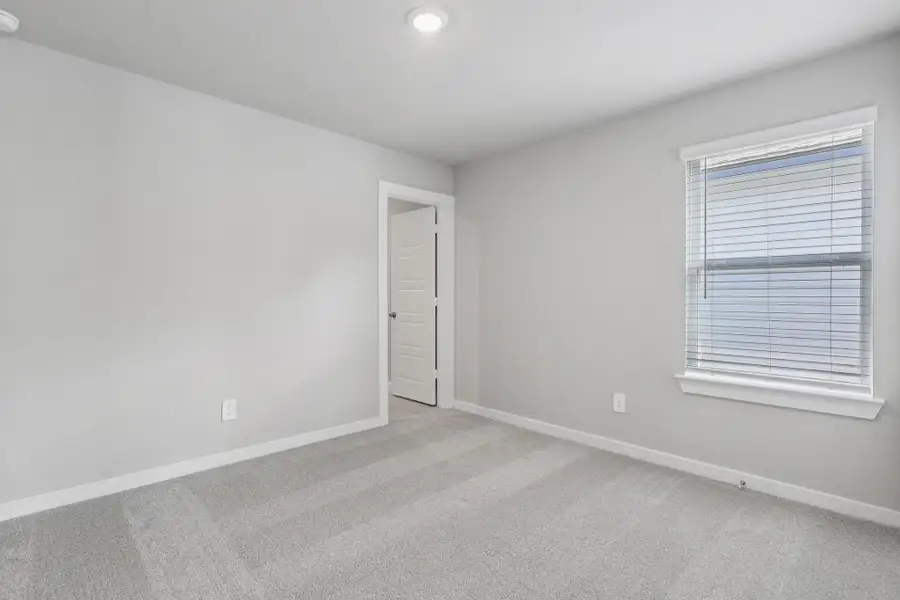 Spacious, unfurnished interior of a new home in Stewart's Ranch, Conroe (Image 11).