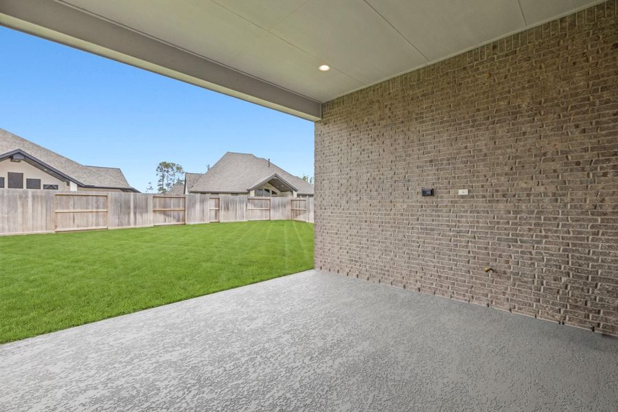 Exterior details and patio area of a home in Riceland, Mont Belvieu (Image 4).