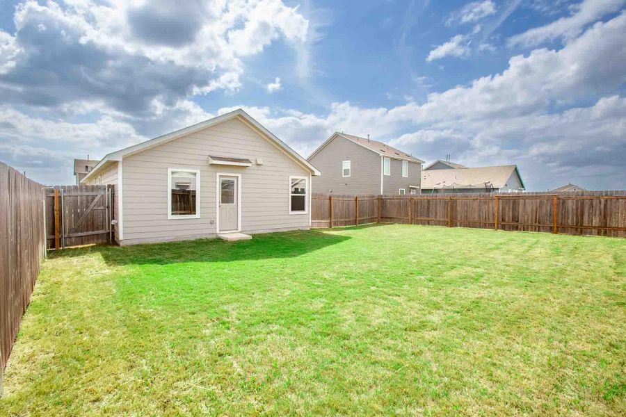 Exterior details and patio area of a home in Summerside, Lockhart (Image 18).