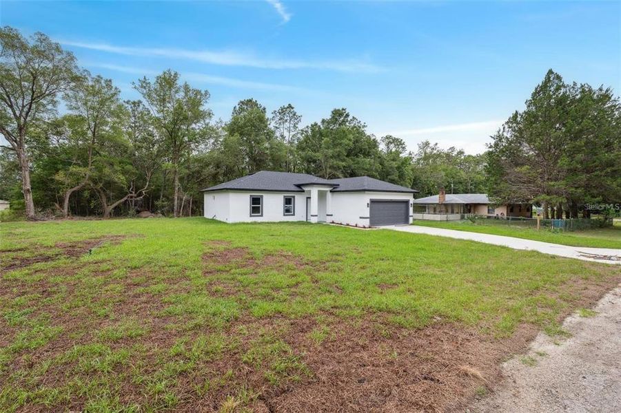 Exterior details and patio area of a home in , Dunnellon (Image 4).
