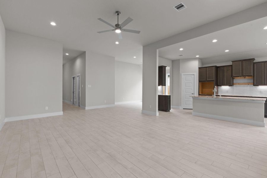 Spacious, unfurnished interior of a new home in Barton Creek Ranch, Conroe (Image 11). Spacious, unfurnished interior of a new home in Barton Creek Ranch, Conroe (Image 11).