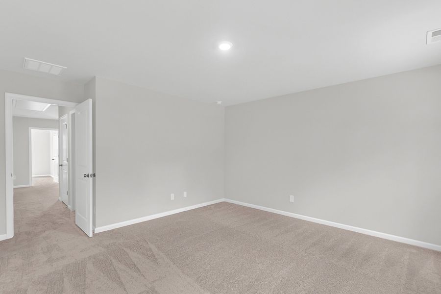 Spacious, unfurnished interior of a new home in Central Creek, Goose Creek (Image 28).