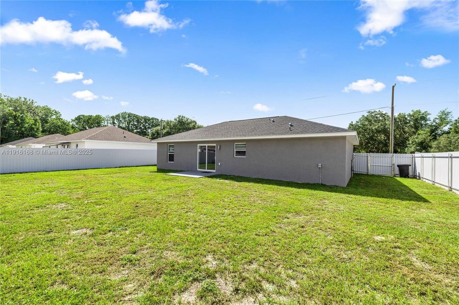 Exterior details and patio area of a home in , Dunnellon (Image 16).