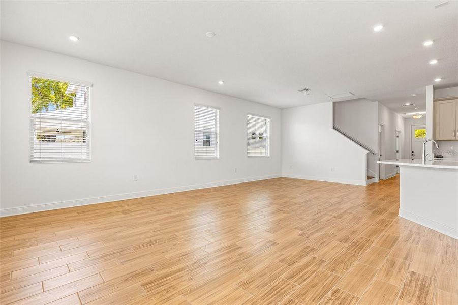 Spacious, unfurnished interior of a new home in , Tampa (Image 18).