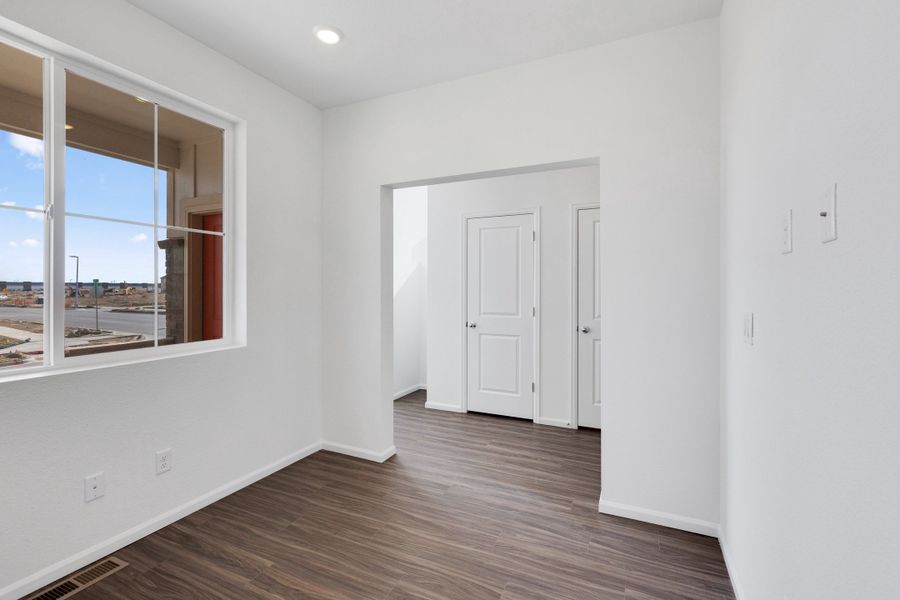 Spacious, unfurnished interior of a new home in Windler, Aurora (Image 7).