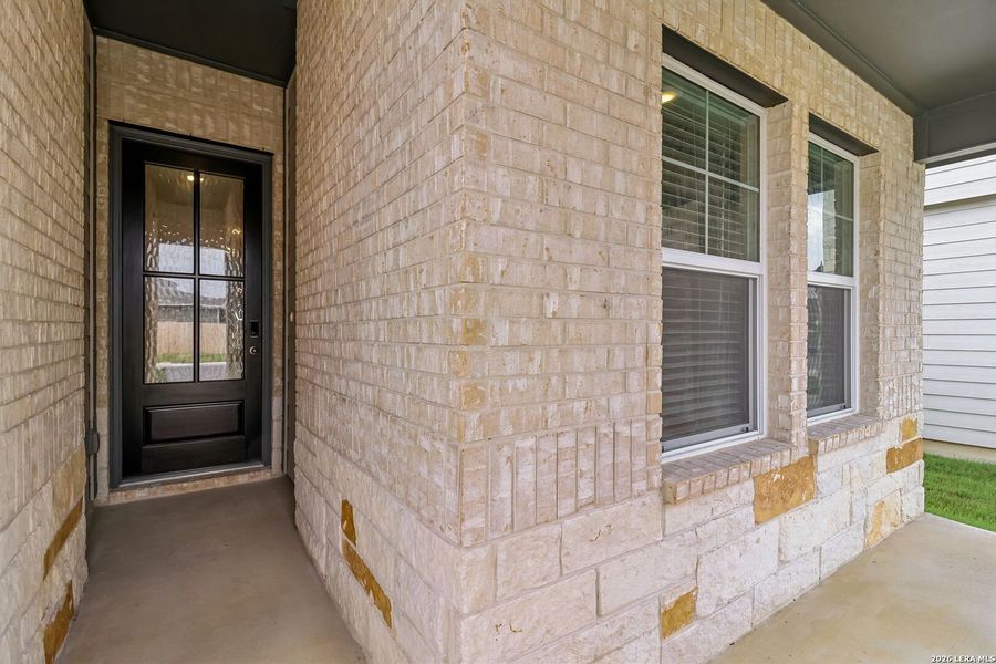 Exterior details and patio area of a home in Thomas Pond, San Antonio (Image 28).