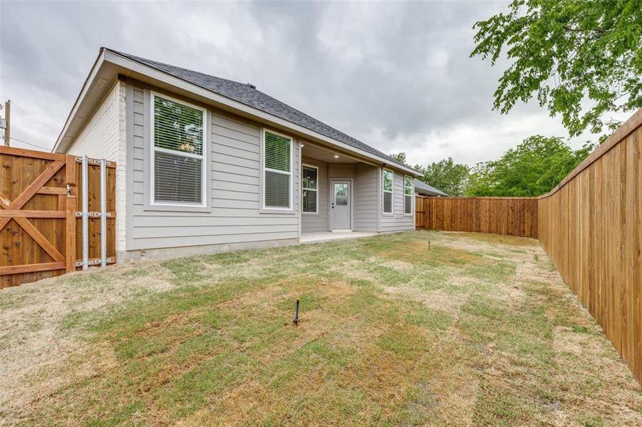 Exterior details and patio area of a home in , Wolfe City (Image 3).