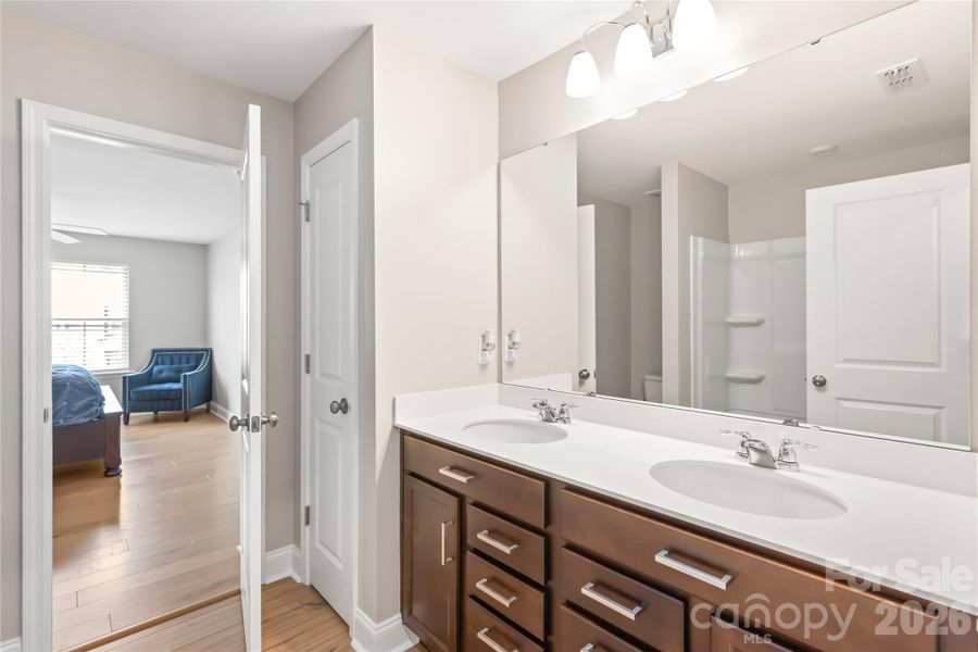 Full bath with entrance from bedroom 4, and an entrance to the hall as well