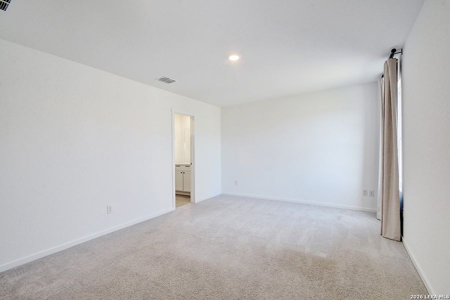 Spacious, unfurnished interior of a new home in Ridgeland, Kerrville (Image 27).