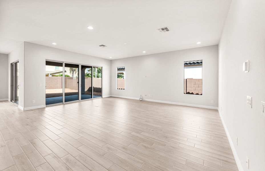 Spacious, unfurnished interior of a new home in Artisan at Asante, Surprise (Image 29).