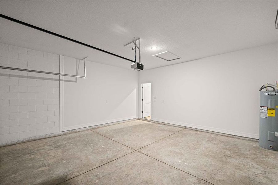 Spacious, unfurnished interior of a new home in , Citrus Springs (Image 15).