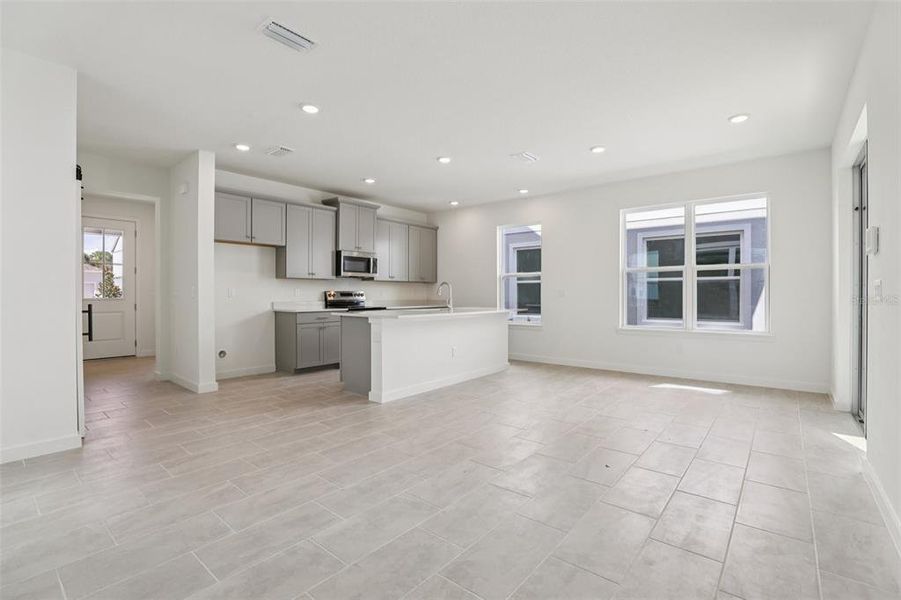 Spacious, unfurnished interior of a new home in Trinity Place, St. Cloud (Image 23).