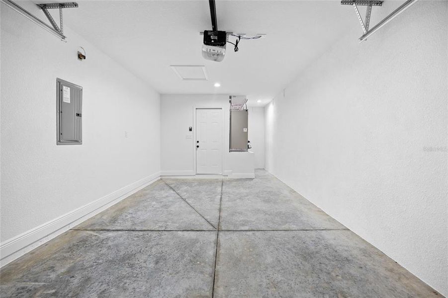 Spacious, unfurnished interior of a new home in , Dunnellon (Image 20).