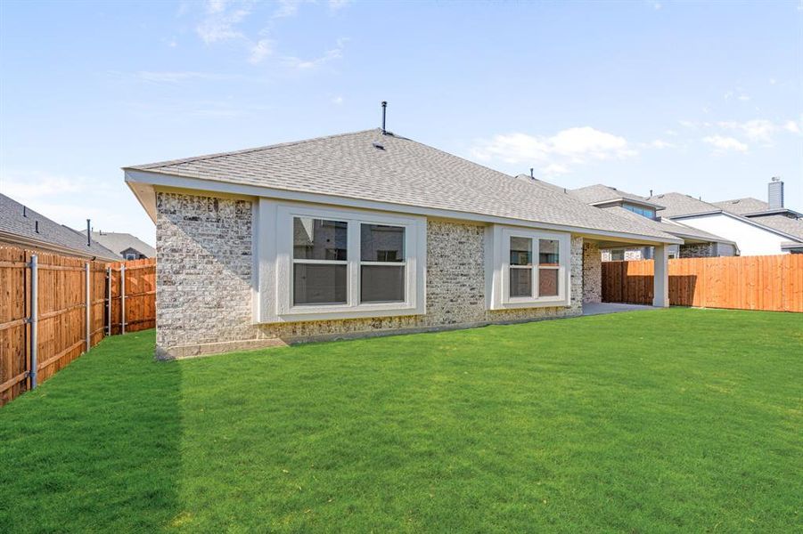 Exterior details and patio area of a home in Sunset Ridge, Alvarado (Image 4).