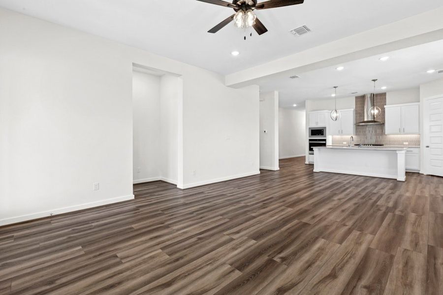 Spacious, unfurnished interior of a new home in University Heights, Round Rock (Image 14).