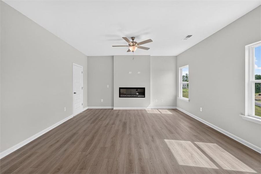 Spacious, unfurnished interior of a new home in Oakmont, Dallas (Image 36).