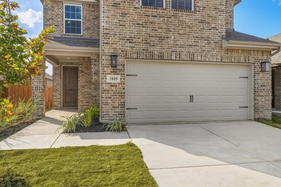 Exterior details and patio area of a home in Walden Pond, Forney (Image 3).
