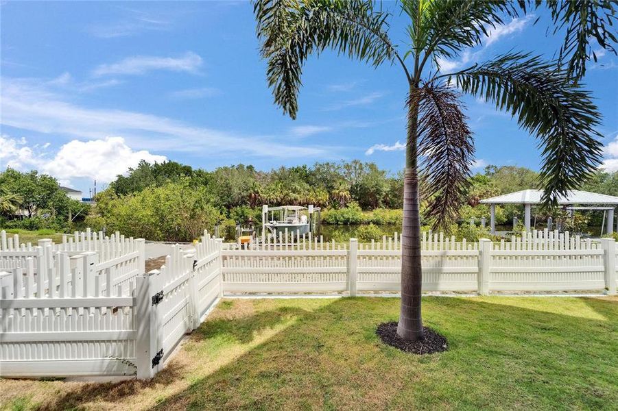 Exterior details and patio area of a home in , Apollo Beach (Image 38).