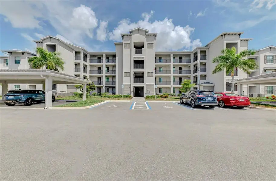 Condo located in Venice, FL showcasing its design and architecture (Image 3).