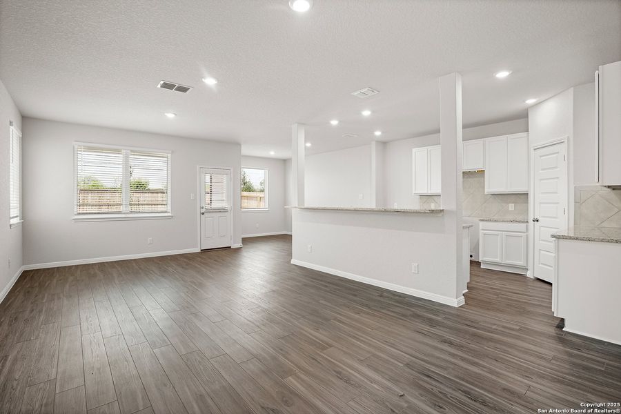 Spacious, unfurnished interior of a new home in Melissa Ranch, San Antonio (Image 12).