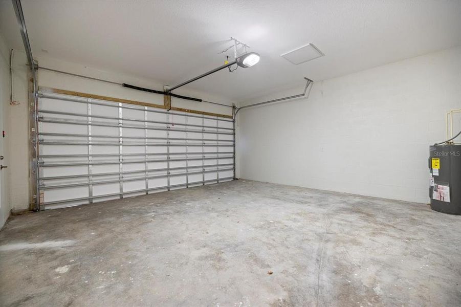 Spacious, unfurnished interior of a new home in , Sarasota (Image 23).