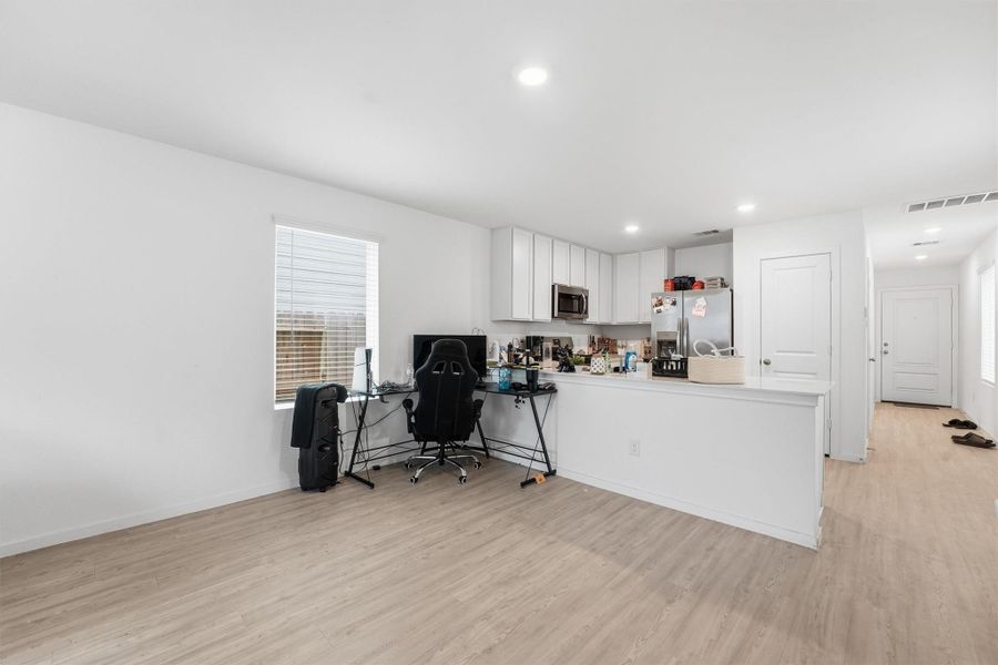 Seamless Flow Between Kitchen & Living Spaces Seamless Flow Between Kitchen & Living Spaces