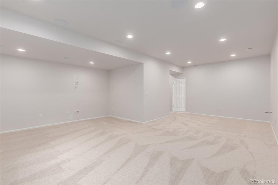 Spacious, unfurnished interior of a new home in The Aurora Highlands, Aurora (Image 27).