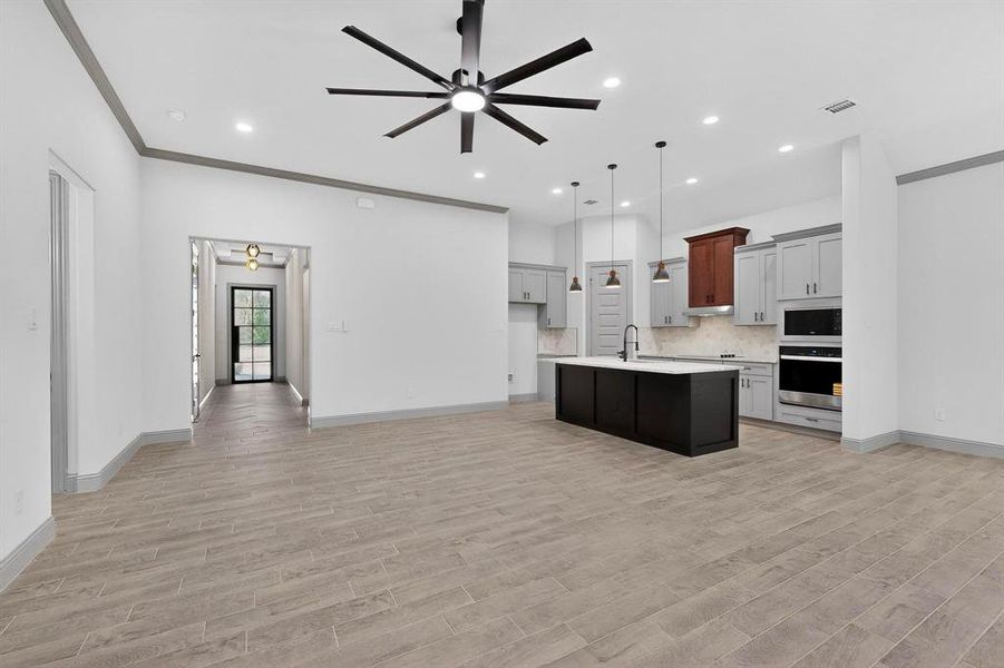 Spacious, unfurnished interior of a new home in , Athens (Image 29).