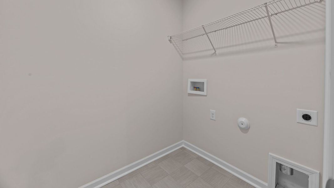 Spacious, unfurnished interior of a new home in East Ridge, Ayden (Image 19).