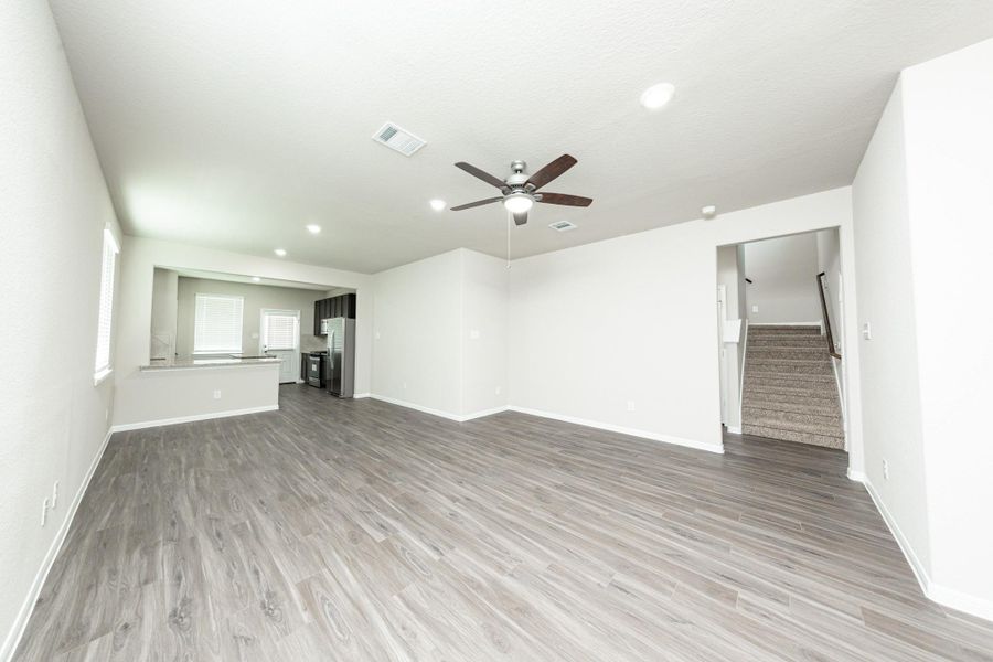 Spacious, unfurnished interior of a new home in Mackenzie Creek, Conroe (Image 12).