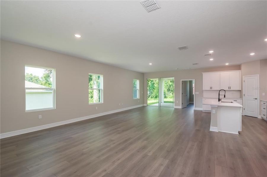 Spacious, unfurnished interior of a new home in , Citrus Springs (Image 16).
