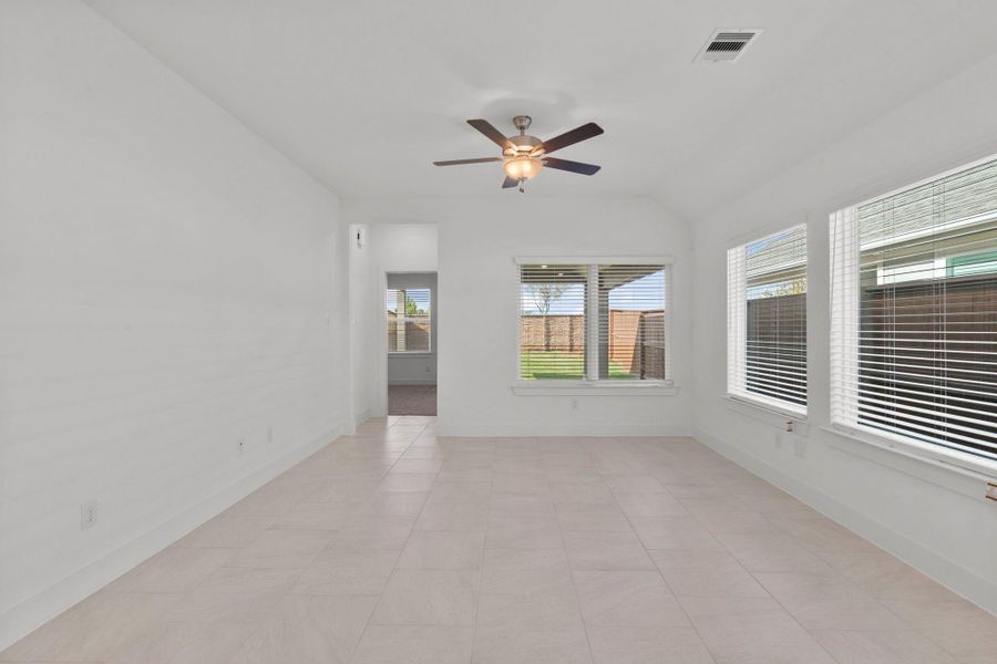 Spacious, unfurnished interior of a new home in Meridiana, Iowa Colony (Image 20).