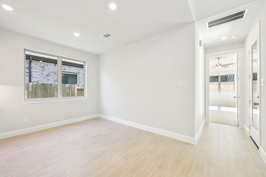 Spacious, unfurnished interior of a new home in Evergreen 40', Conroe (Image 42).