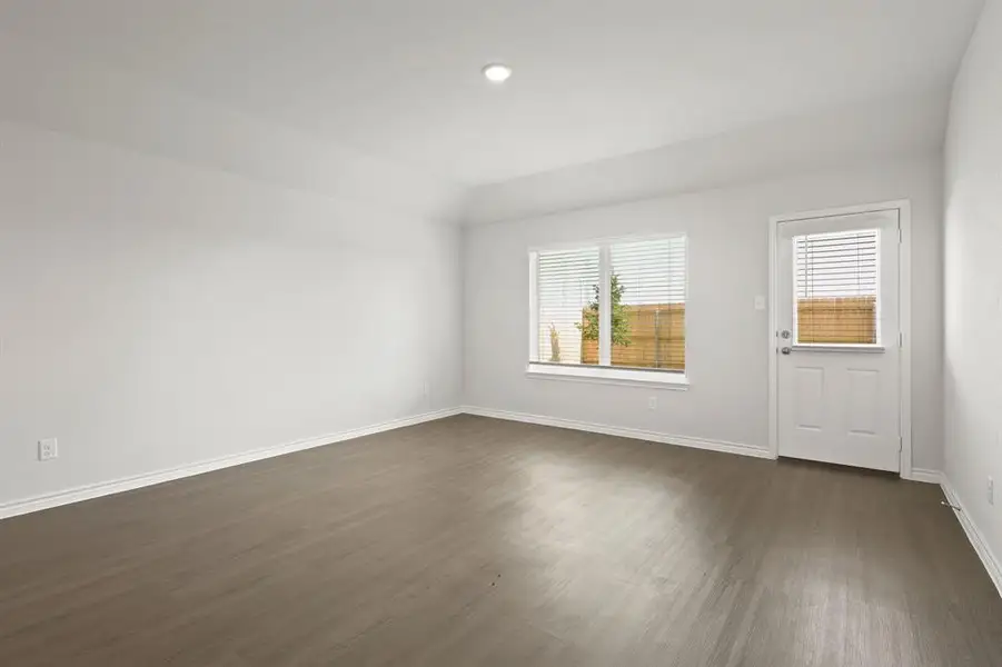 Spacious, unfurnished interior of a new home in Sycamore Landing, Fort Worth (Image 17).