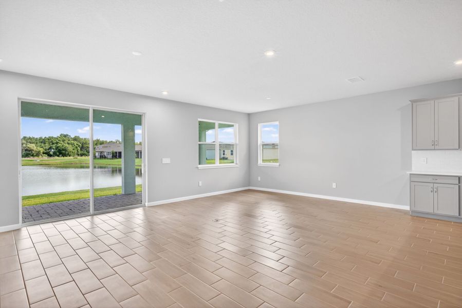 Spacious, unfurnished interior of a new home in Crosswind Ranch, Parrish (Image 9).