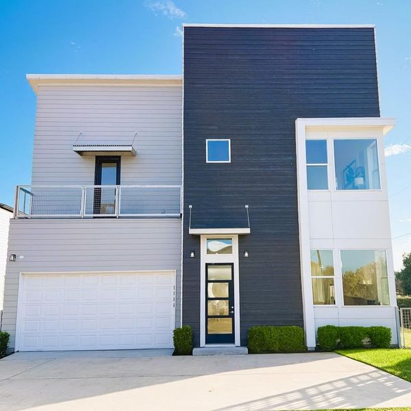 Modern Architecture - 4 Bedroom/ 4 Bath Home with Guest Downstairs Modern Architecture - 4 Bedroom/ 4 Bath Home with Guest Downstairs