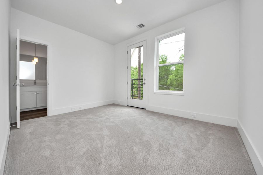 Spacious, unfurnished interior of a new home in , Houston (Image 32).