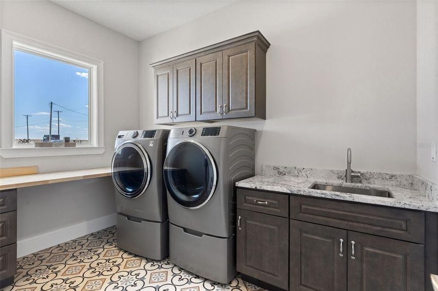 Furnished interior view inside a new home in , Thonotosassa (Image 32).